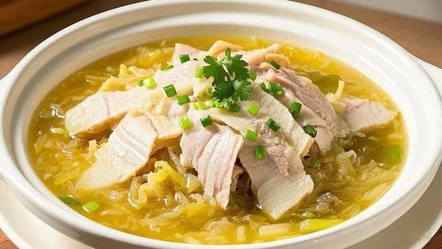 酸菜猪肉粉条炖：家常食谱分享，简单几步，美味即刻呈现！