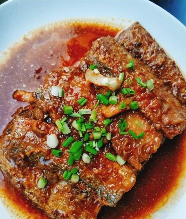 带鱼红烧味绝佳，腌制炸煮讲技巧，色亮肉嫩营养高，经典美味心中留