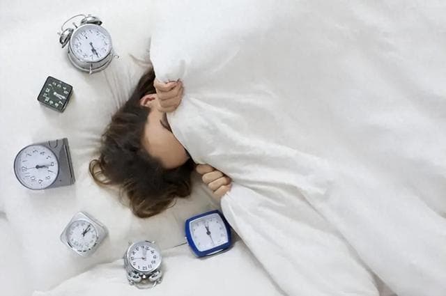 “8小时睡眠论”是错的？65岁以后，每天睡多久好？告诉你答案