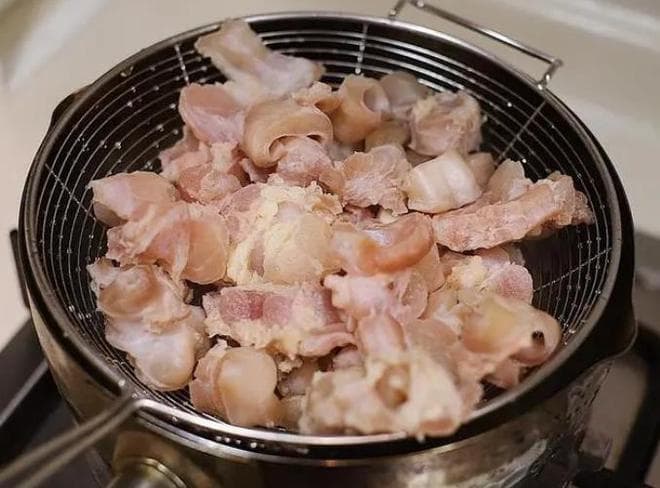 肉类焯水新方法，提升菜肴美味的秘密揭秘！
