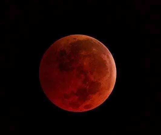 《从红月开始》：一个关于情绪与能力的奇幻世界