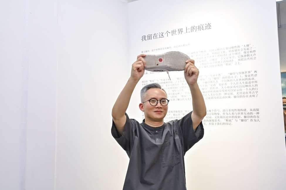 “鞋底”里的故事：杨烨炘个展探讨人类存在痕迹