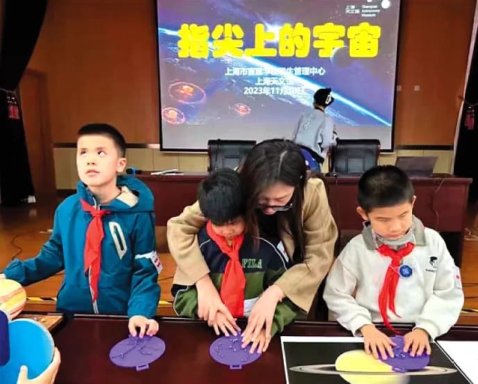 上海市盲童学校：数智赋能特教 让盲生学习无碍