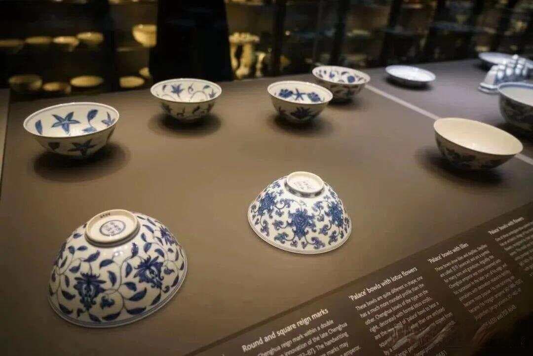 明成化青花外海石榴纹内梵文卧足碗：历史、艺术与价值的璀璨明珠