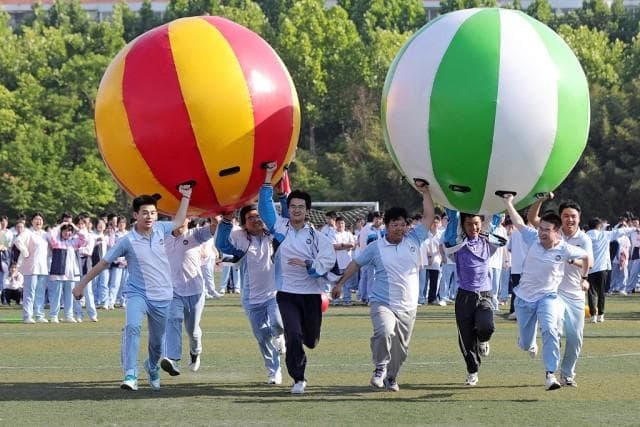 冲刺高考｜考前花式解压，超燃“喊楼”名场面见证肆意青春