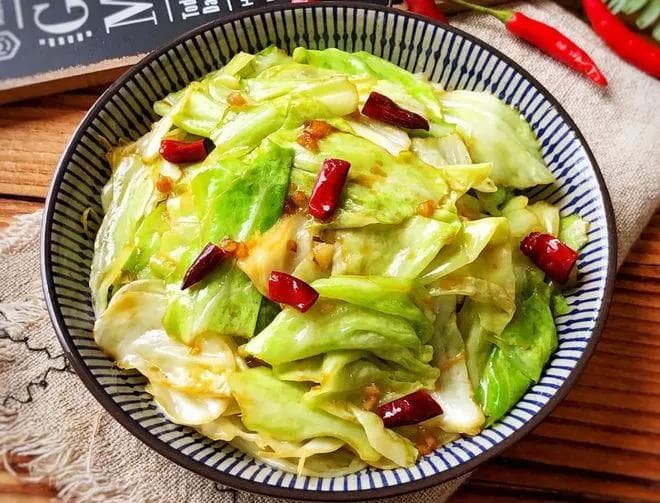 包菜怎么炒更好吃？掌握好3个窍门，包菜出锅爽脆入味，营养解馋