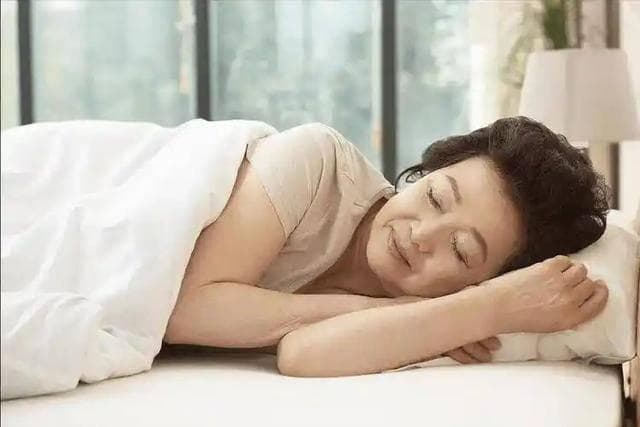 再这样睡觉，血管就快“堵死”了，老人睡觉时4点一定要牢记！