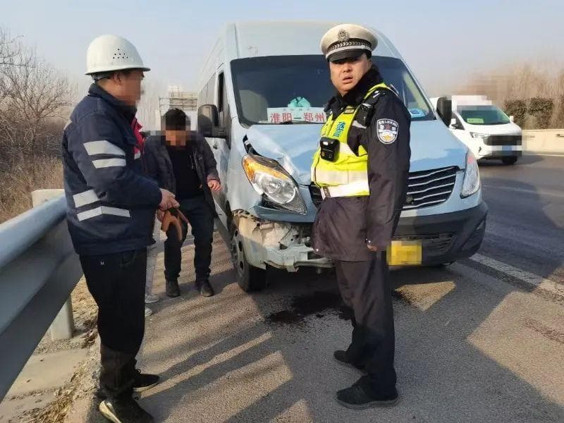 春运返程车流大 安全车距要保持