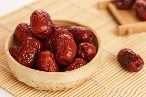 红枣水里的养颜奥秘：女性必备的润燥饮品