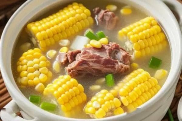 玉米排骨汤：经典家常汤品营养丰富，味美可口