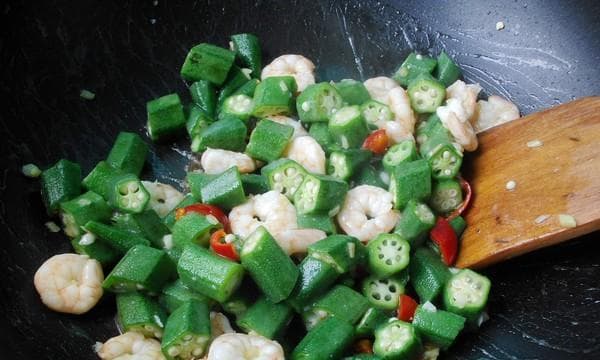 虾仁秋葵炒乌冬：一道简单美味的家常菜谱