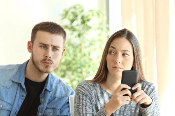 看伴侣手机：是疑神疑鬼还是保护自己？
