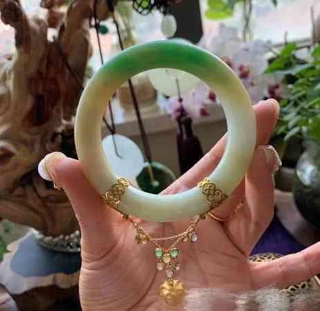 翡翠雕凤凰的工艺评价：是否轻薄雕刻技艺能够展现凤凰之美？