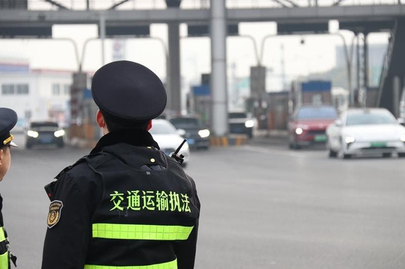 上海交通执法部门全力护航“平安回家路”