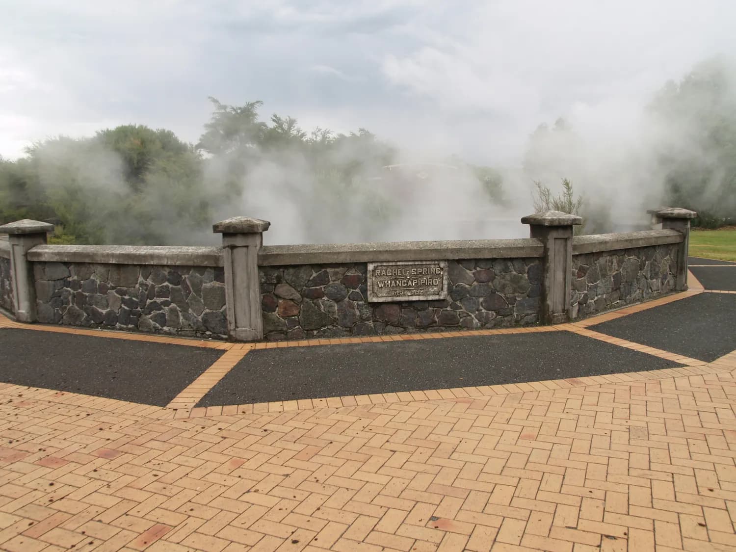 腾冲火山地热公园：97座火山与80处温泉共谱地质奇观