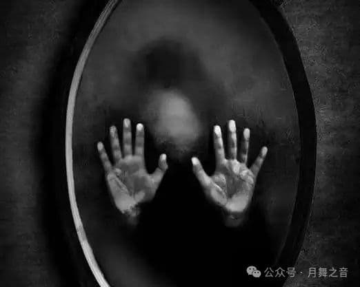 为什么晚上不宜照镜子？科学角度的解释与建议