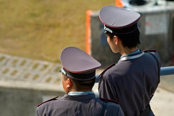 公共场所犯罪现场如何依法进行证据保全与勘查