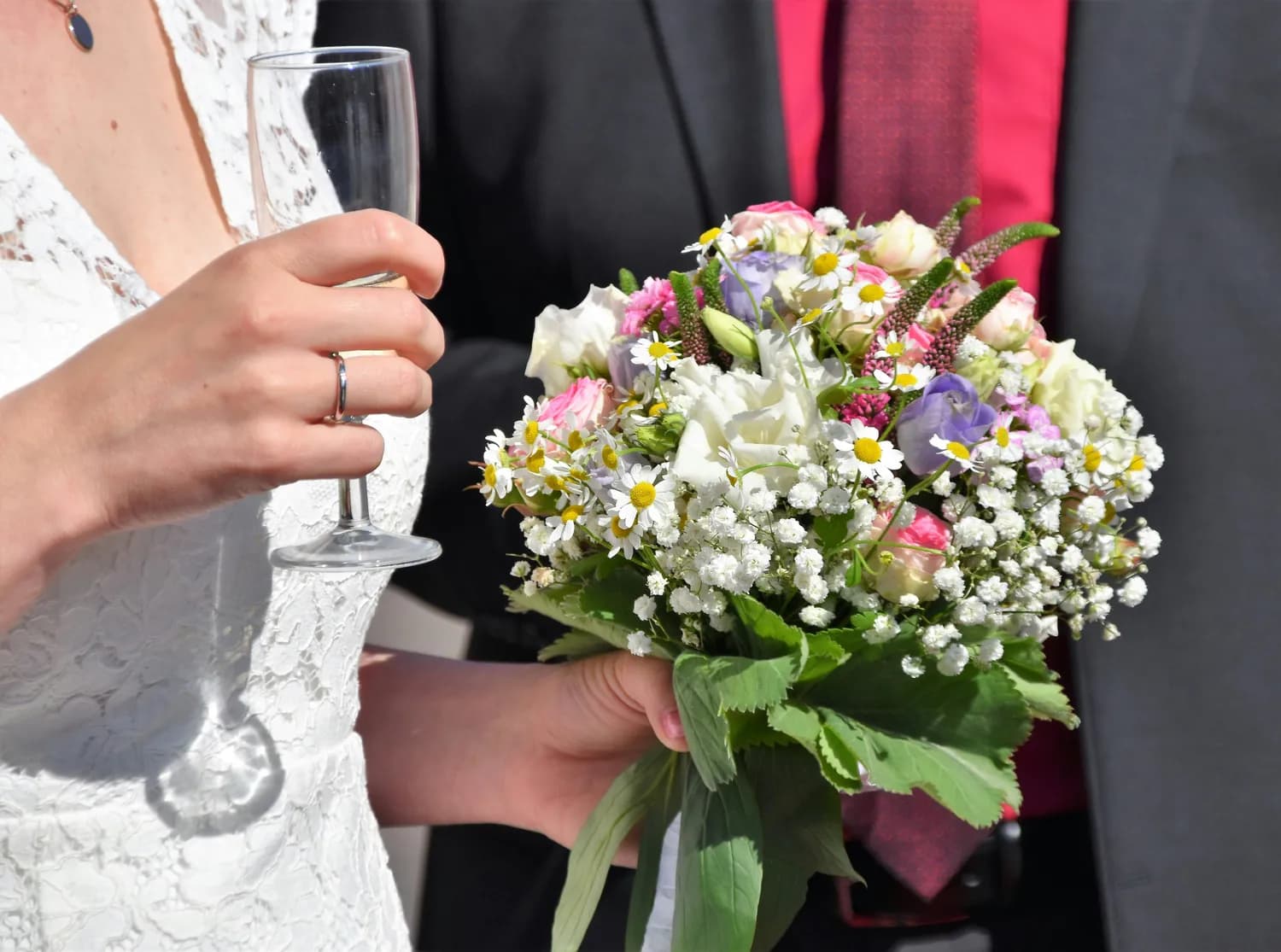 山东未成年学生结婚引热议：早婚危害知多少？