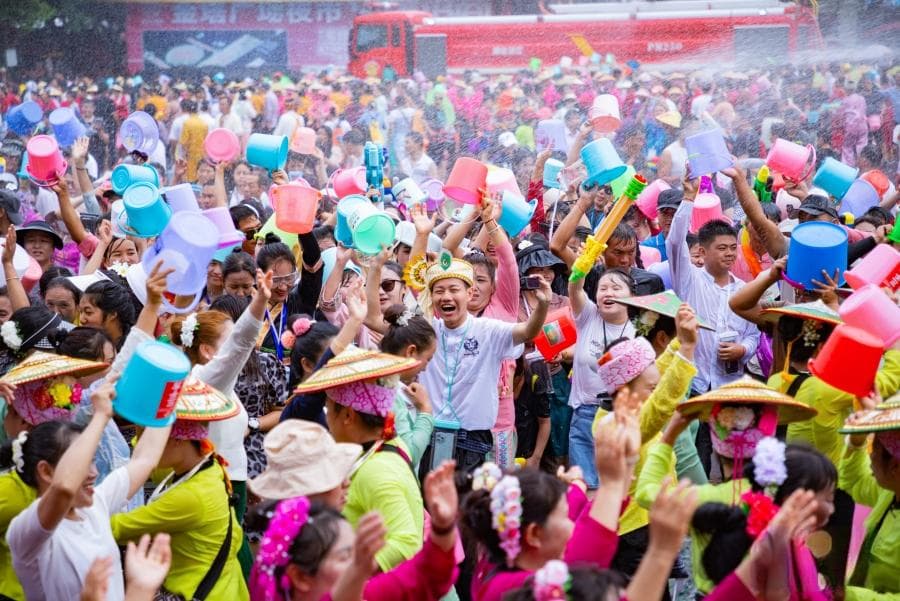 走进德宏：泼水狂欢、绿叶宴与生态度假的旅游胜地