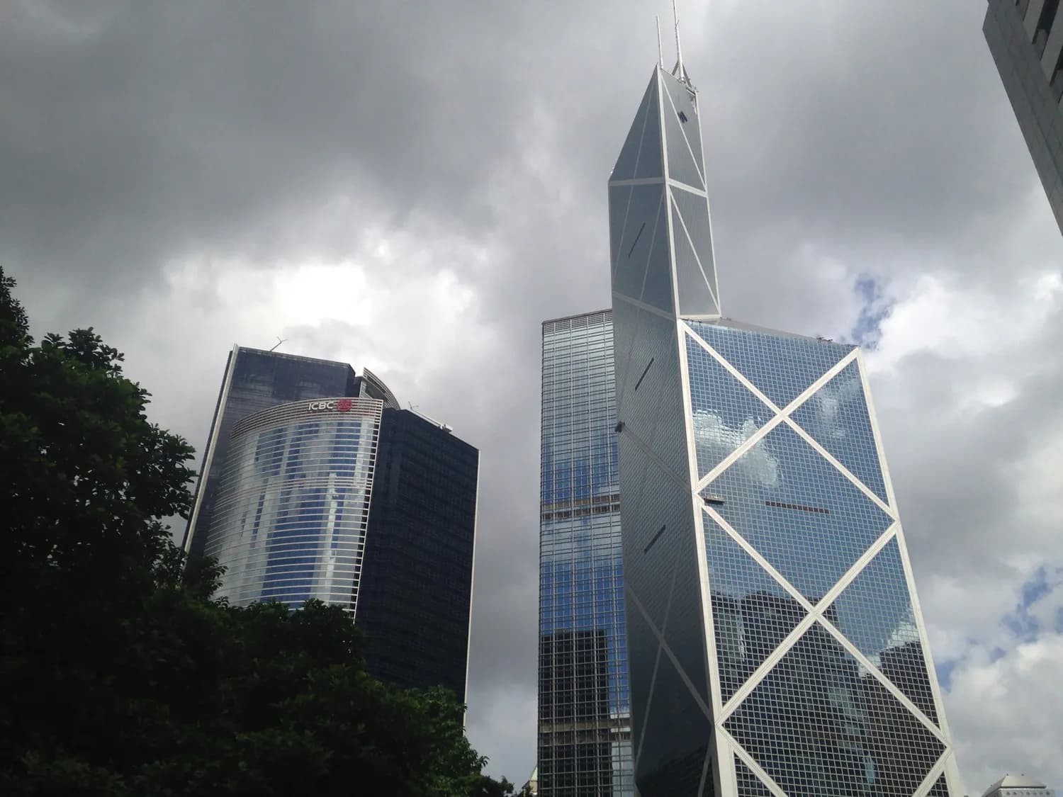 香港地标建筑大揭秘：中银大厦 vs 会展中心
