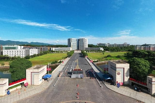 国防科大毕业直接授衔？揭秘“军中清华”的军衔真相！