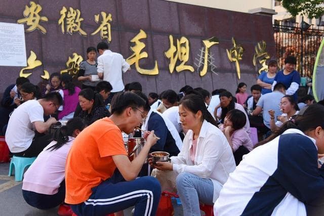 毛坦厂中学复读班招生超2万，引发教育公平热议