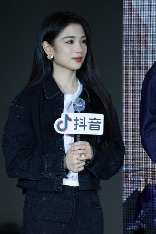 代露娃的成名史：从小镇女孩到闪耀明星