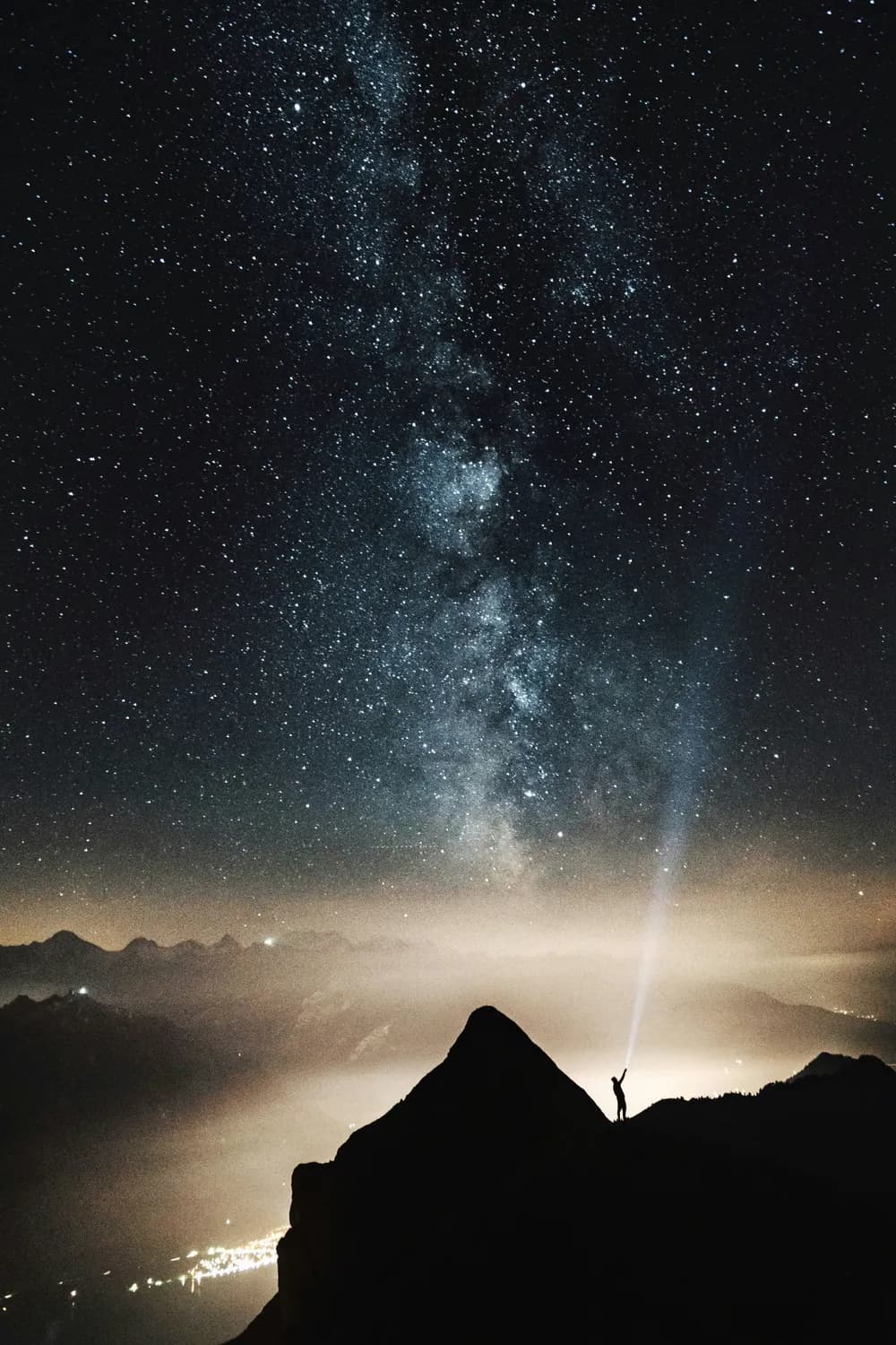 白羊座周末运势：火星能量加持，开启冒险之旅！