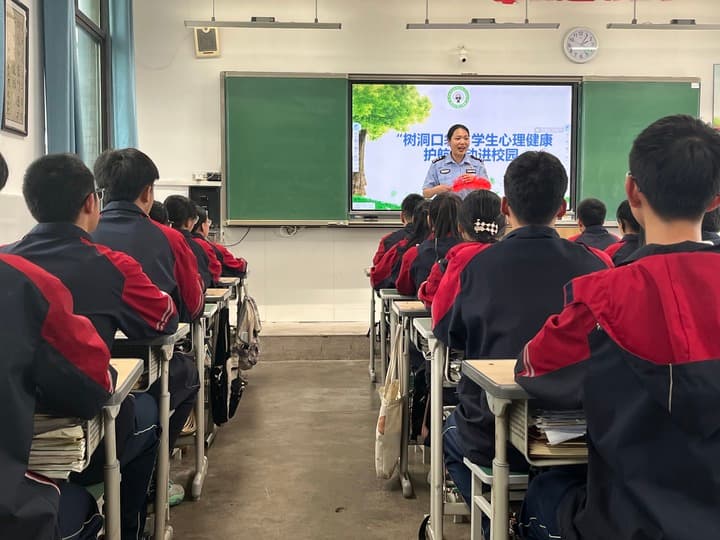 倾听五千多个孩子心底故事的“树洞姐姐”