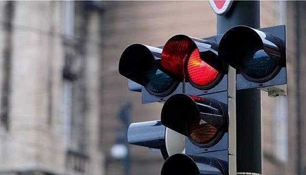 开车“误闯红灯”别倒车，交警教你一招：照着做既不扣分还安全！