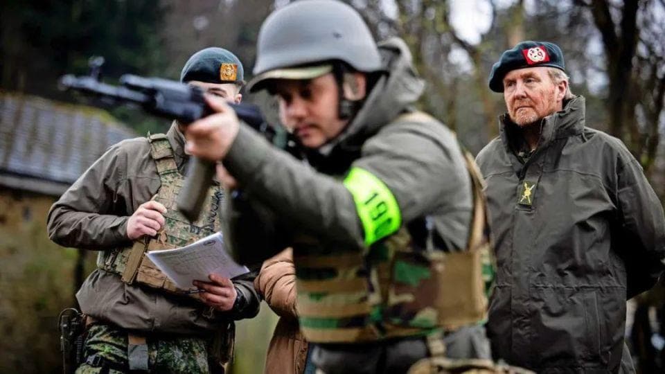 荷兰国王访问英国训练基地，看望乌克兰新兵和荷兰教官