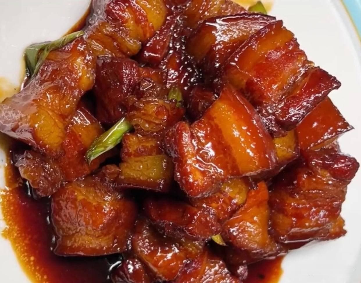 红烧肉制作详解：焯水炒糖色，炖煮收汁是关键，六步打造经典美味！