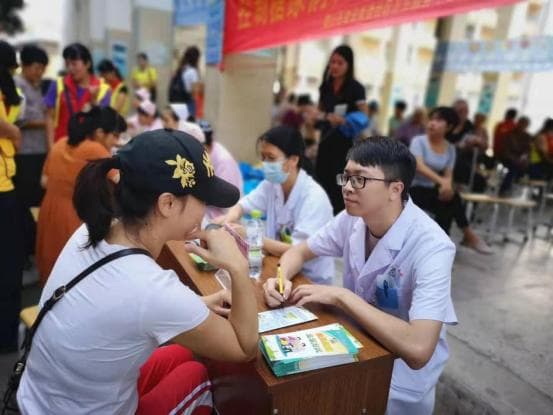 基层医疗的新转型：全科医生在社区健康管理中的角色