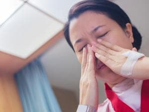 一按鼻子里面疼是怎么回事儿