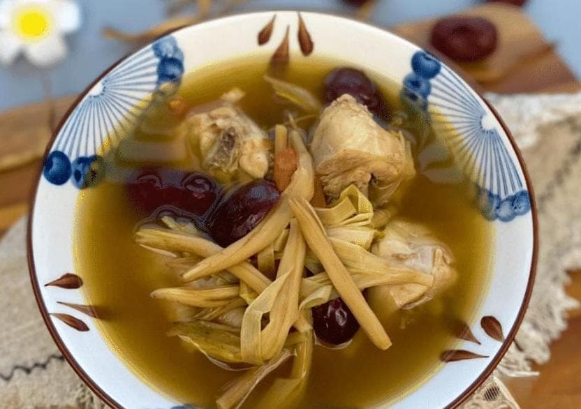 晚餐这样吃，告别失眠困扰：莲子黄花菜的功效与食谱