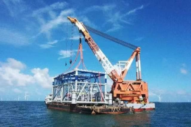 汕尾海事保障全球首例抗台风型海洋牧场网箱平台安全投放