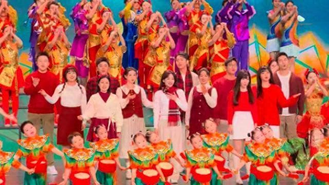 上海彩虹合唱团首登春晚，新版《难忘今宵》唱响新年夜