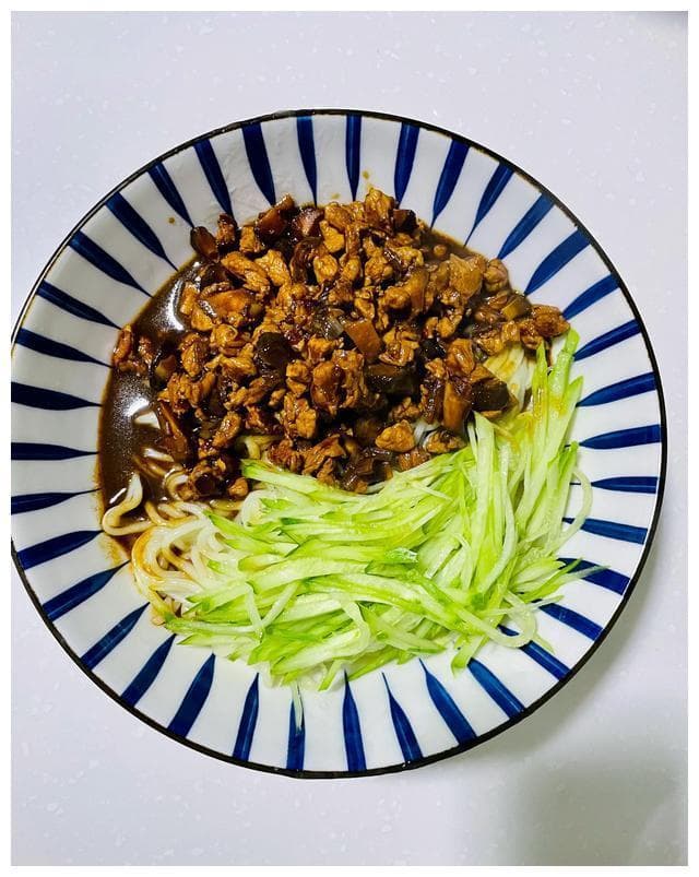 在家也能做出美味炸酱面！少油少酱更健康