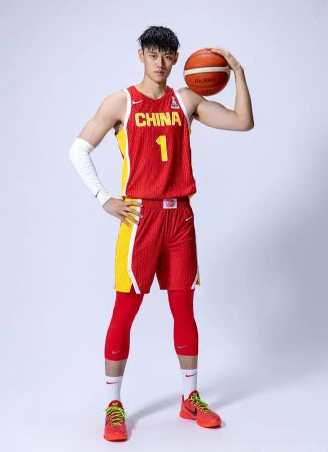曾凡博：亚洲顶级锋线，中国男篮未来的希望