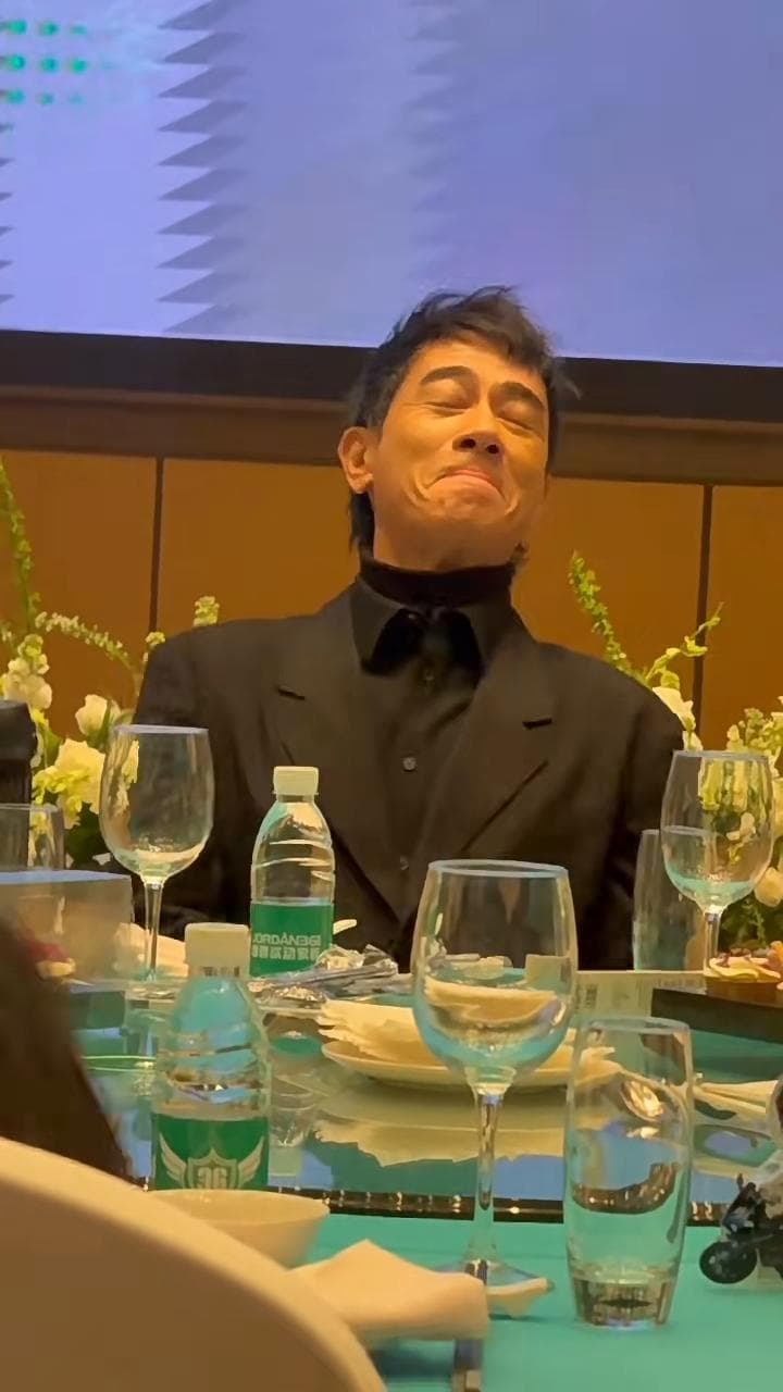 陈小春成都饭局唱《相依为命》，假发争议成热议焦点