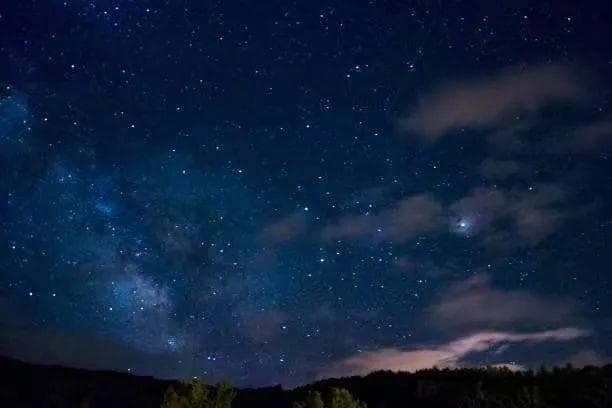 1年69亿公里，地球在银河系中狂奔，天上的星星位置怎么不变？