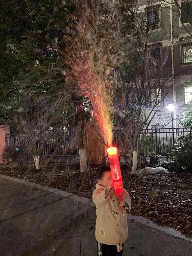 拿下家长又拿捏孩子 烟花泡泡机春节热销登上平台“榜一”｜开年看消费
