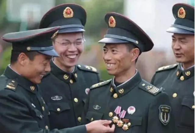 一级军士长遇到排长，应该是谁先敬礼呢？原来还有这说法！