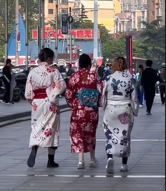 穿和服被质疑不爱国，女子怒怼：我为国家做贡献时，你们在哪