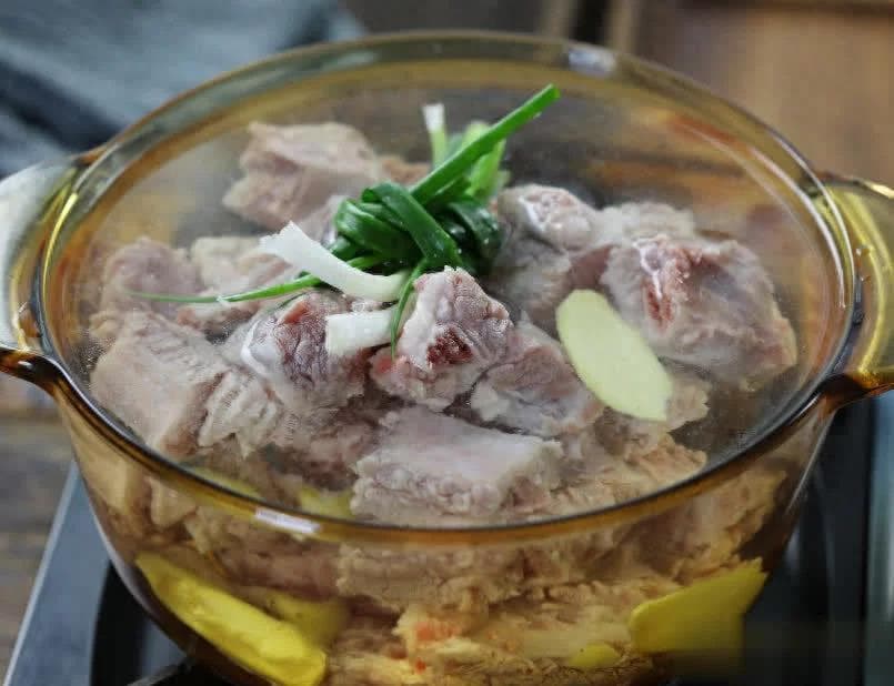 炖排骨不柴秘诀：5种香料让肉质软烂入味，轻松脱骨！
