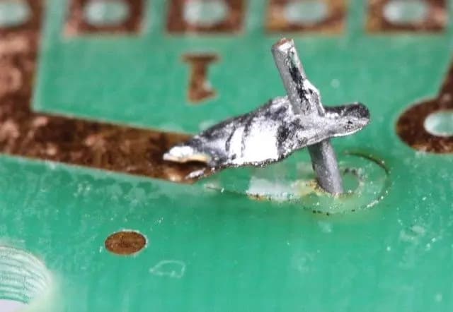 PCB 上的焊盤翹起 - 原因、維修和預防