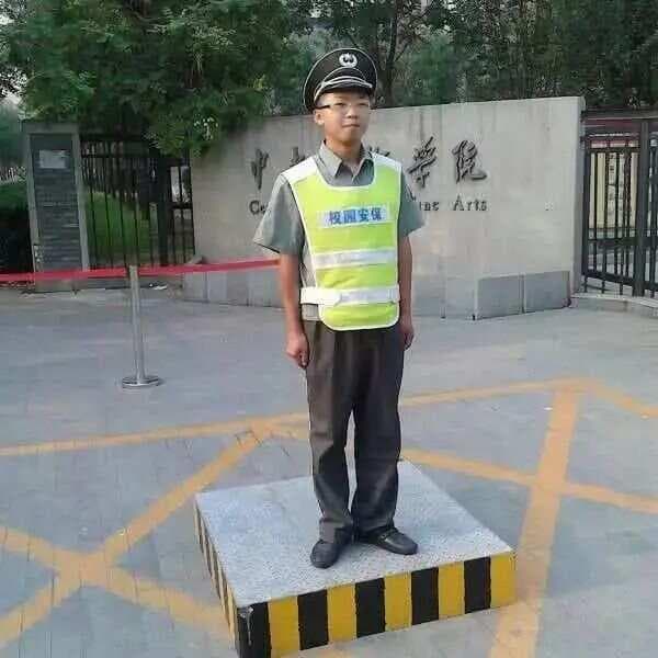 退休老人成街头艺术家：赵青用画笔定格市井百态