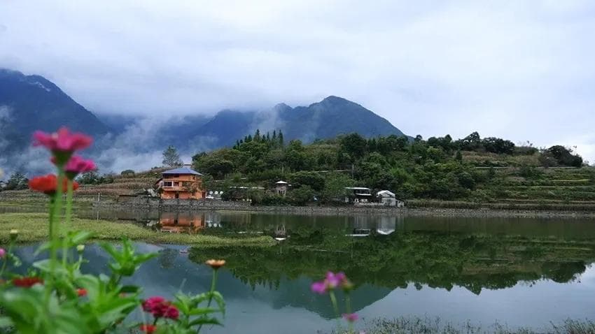 探索甘孜泸定：从铁索桥到生态天堂的文旅之旅
