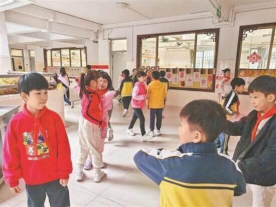 广州小学生课间15分钟新玩法 游戏管理员“上线”创意游戏花样频出