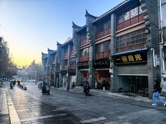 昭通老城街巷丨半边街，烟火与璀璨轮转的时光齿印